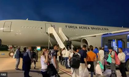 Novo voo de deportados dos EUA chega ao Brasil nesta sexta-feira
