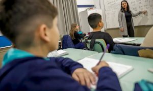 Brasil aumenta taxa de alfabetização de crianças, mas tragédia no RS faz País não bater a meta