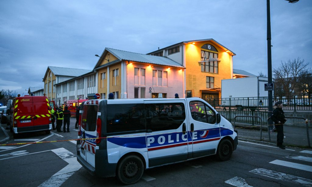 Um morto e dois policiais feridos em ataque com faca no leste da França