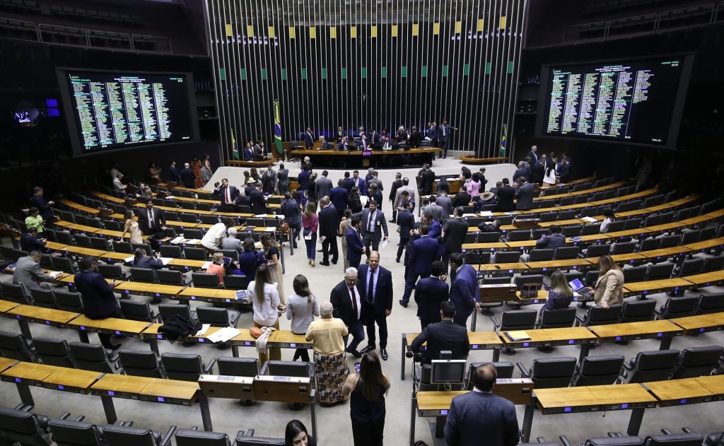 Denúncia contra Bolsonaro provoca bate-boca entre deputados na Câmara