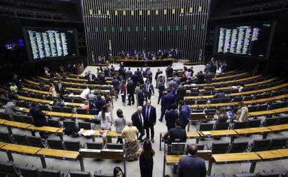 Denúncia contra Bolsonaro provoca bate-boca entre deputados na Câmara