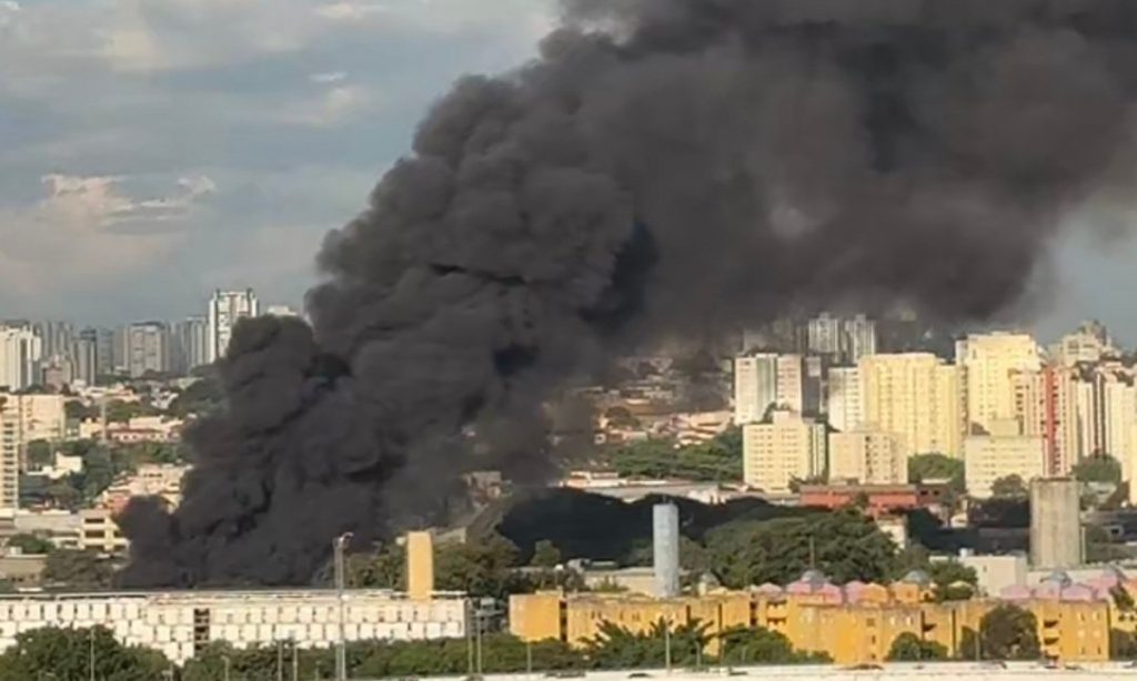 Incêndio atinge loja de tintas na zona norte de São Paulo