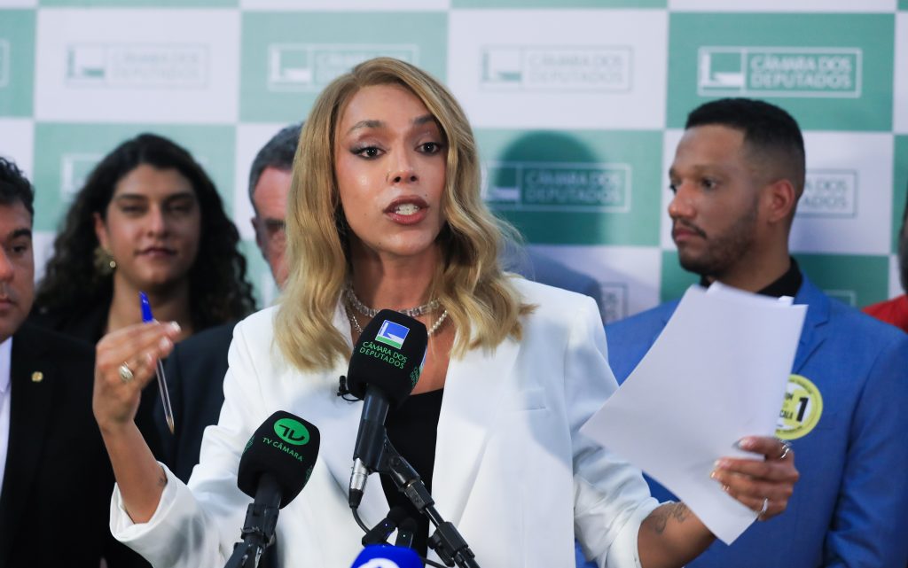‘Abominável’: Lula critica visto ‘masculino’ dos Estados Unidos para Erika Hilton