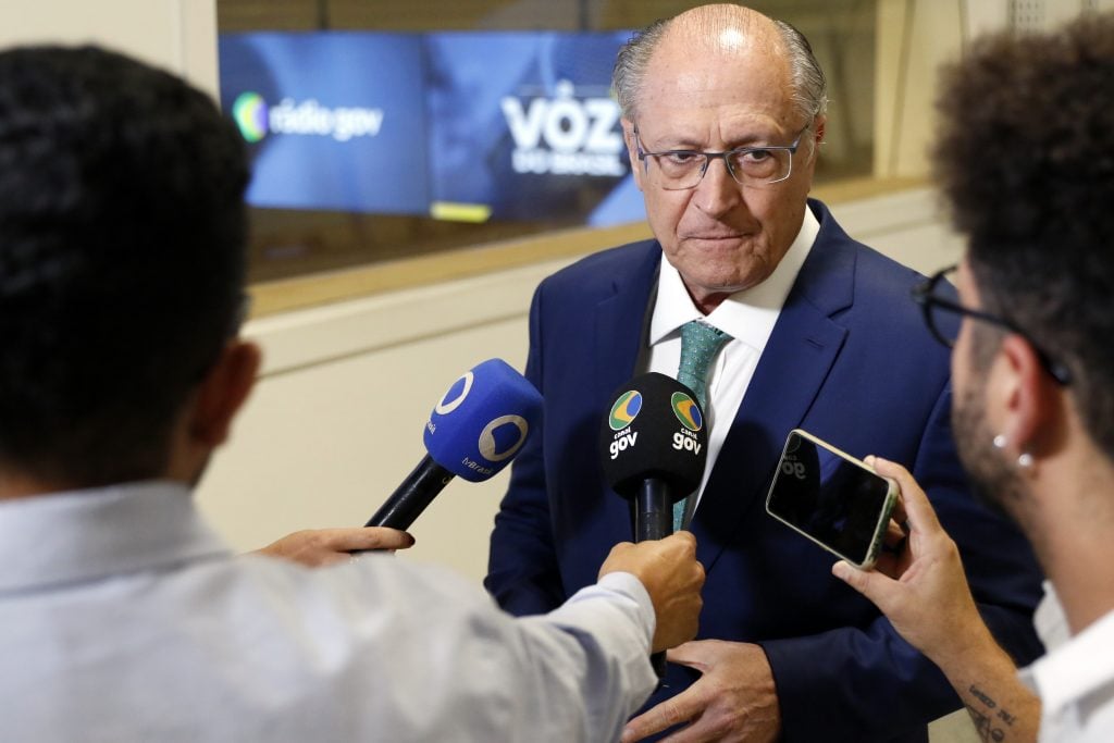 Alckmin não descarta reciprocidade, mas defende diálogo com EUA para derrubar tarifas impostas por Trump