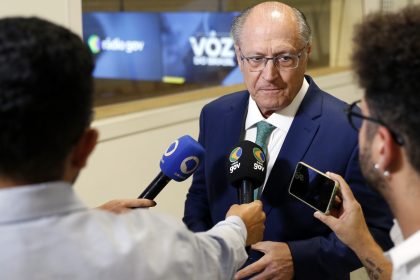 Alckmin não descarta reciprocidade, mas defende diálogo com EUA para derrubar tarifas impostas por Trump
