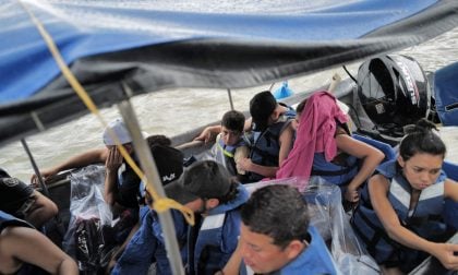 Lancha com 21 pessoas a bordo, a maioria migrantes venezuelanos, naufraga no Panamá
