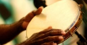 Tese premiada detalha a história do pandeiro, de alvo de repressão a símbolo do Brasil