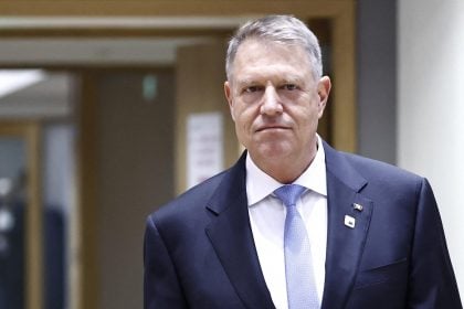 Pressionado pela extrema-direita, presidente da Romênia renuncia