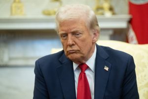 Juíza decide contra Trump por demissão de diretor de agência de fiscalização nos EUA