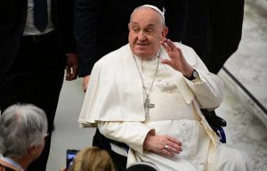 Papa Francisco seguirá internado por mais 'alguns dias', confirma Vaticano