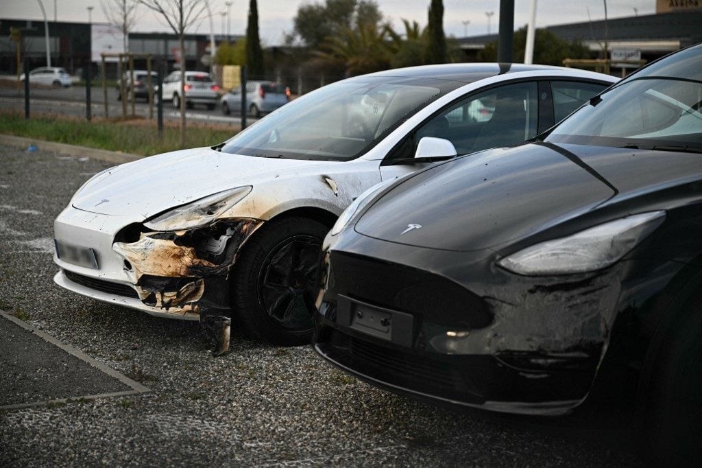 Grupo anarquista reivindica incêndio em concessionária da Tesla na França