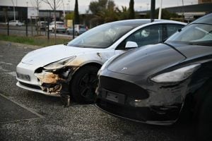 Grupo anarquista reivindica incêndio em concessionária da Tesla na França