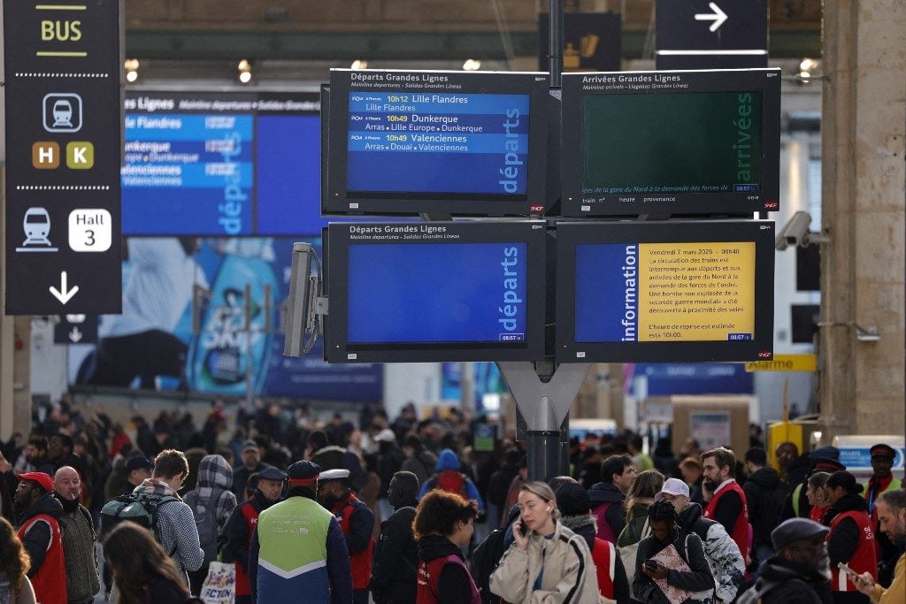 Trens voltam a circular na maior estação de Paris após descoberta de bomba da 2ª Guerra