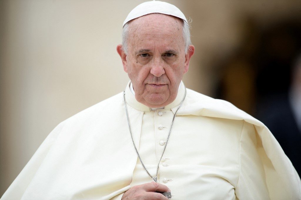 Internado, papa Francisco respira sem oxigênio suplementar por ‘breves momentos’