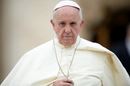 Internado, papa Francisco respira sem oxigênio suplementar por ‘breves momentos’