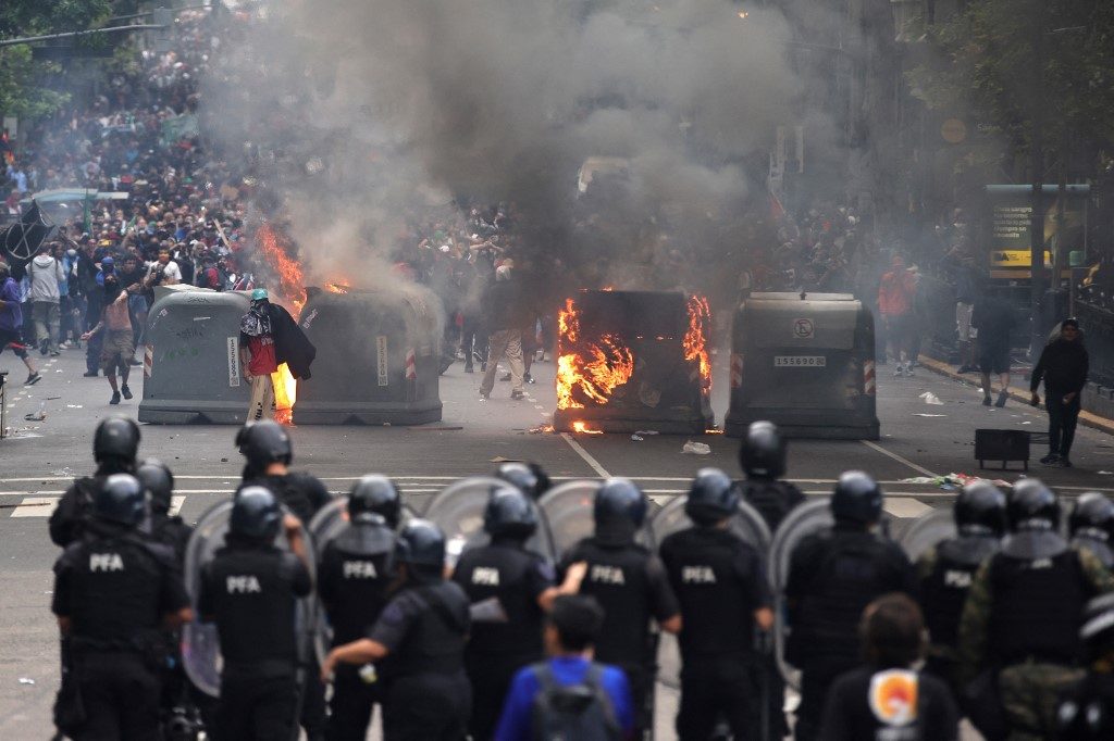 Polícia da Argentina entra em confronto com manifestantes durante protesto contra Milei