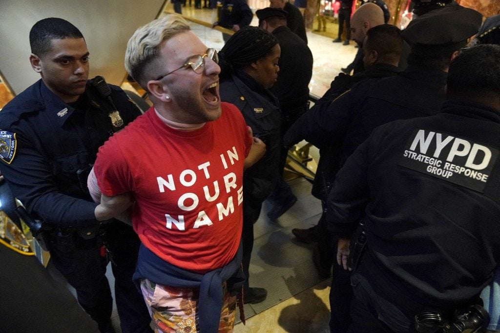 Quase 100 pessoas são presas em ato na Trump Tower