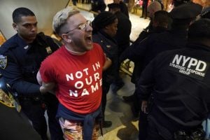 Quase 100 pessoas são presas em ato na Trump Tower