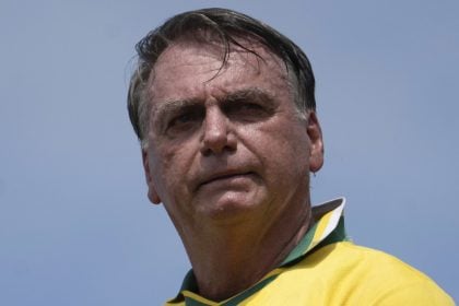 Bolsonaro faz ato esvaziado em Copacabana e repete discurso de suposta perseguição do STF