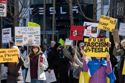 Justiça dos EUA indicia 3 pessoas por atos de ‘terrorismo’ contra Tesla