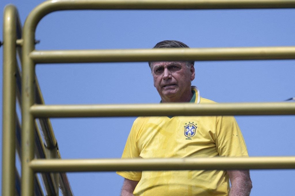 PT quer Bolsonaro com tornozeleira e proibido de se aproximar de embaixadas