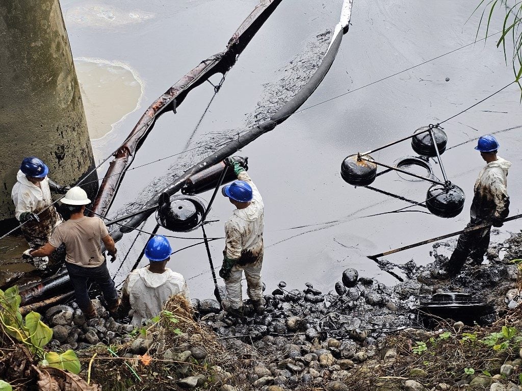 Equador declara emergência em oleoduto por vazamento de petróleo que afeta meio milhão de pessoas
