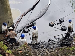 Equador declara emergência em oleoduto por vazamento de petróleo que afeta meio milhão de pessoas