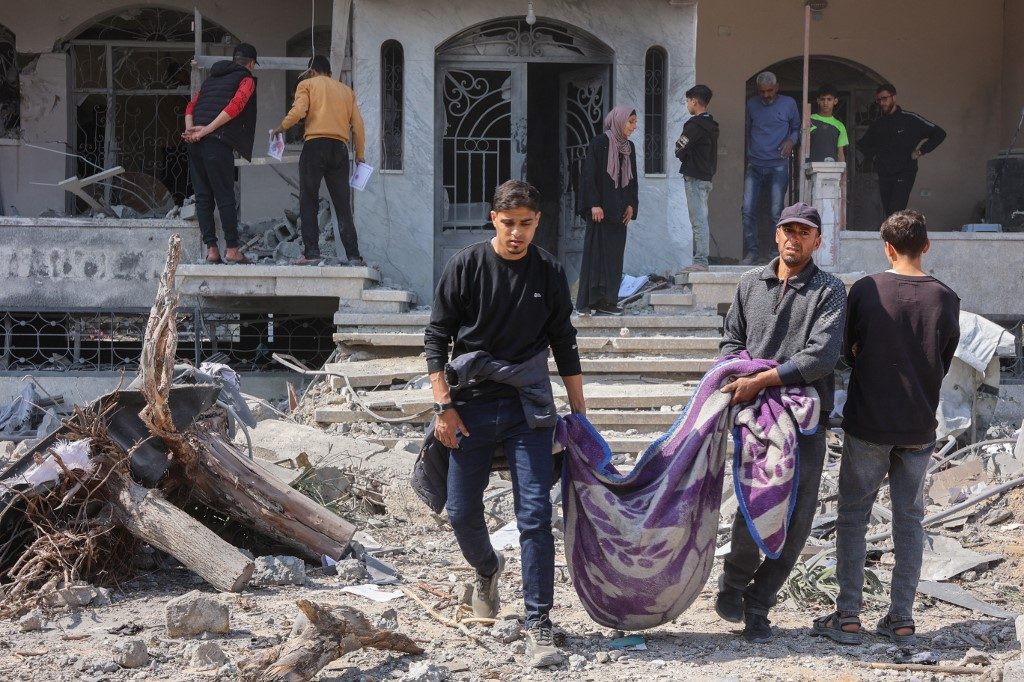 Bombardeios israelenses matam mais de 400 na Faixa de Gaza; chefe do governo do Hamas está entre os mortos