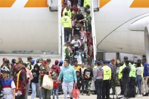 Venezuela recebe 199 deportados dos EUA em meio à crise migratória iniciada por Trump