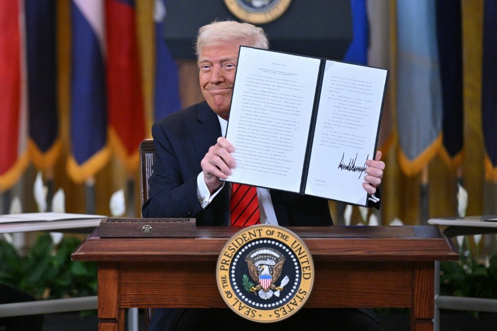Trump assina decreto para acabar com o Departamento de Educação