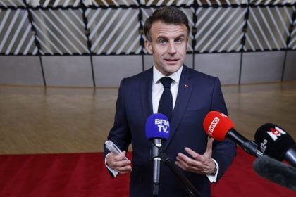 Macron anuncia nova cúpula de apoio a Ucrânia; Zelensky pede que UE mantenha pressão sobre Rússia