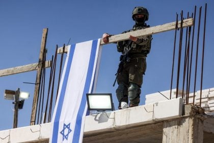 Exército israelense bombardeia bases militares na Síria