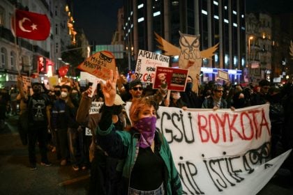 Justiça da Turquia ordena libertação de oito jornalistas, incluindo fotógrafo da AFP