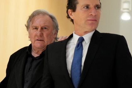 Gérard Depardieu reafirma inocência em julgamento em Paris por agressão sexual