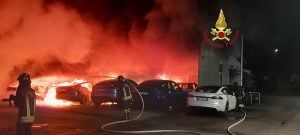 Musk chama de 'terrorismo' incêndio em concessionária da Tesla na Itália