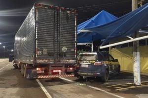 Enfurecido por julgamento de Bolsonaro, caminhoneiro avança sobre base da PRF no DF e é preso