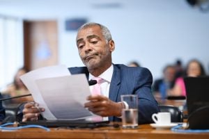 'Não devo nada a ninguém', diz Romário em meio a pressão de bolsonaristas