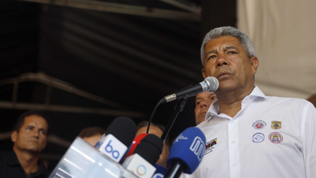 Governador da Bahia pede investigação sobre operação da PM que deixou 12 mortos