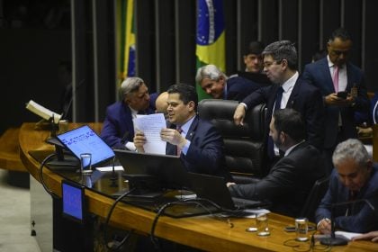 Congresso aprova Orçamento de 2025 com 3 meses de atraso e prevê superávit de R$ 15 bilhões