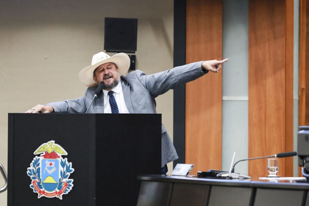 Deputados do Mato Grosso aprovam projeto que libera o uso de agrotóxicos próximo a nascentes