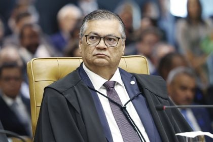 PF indicia mulher que hostilizou Dino em avião