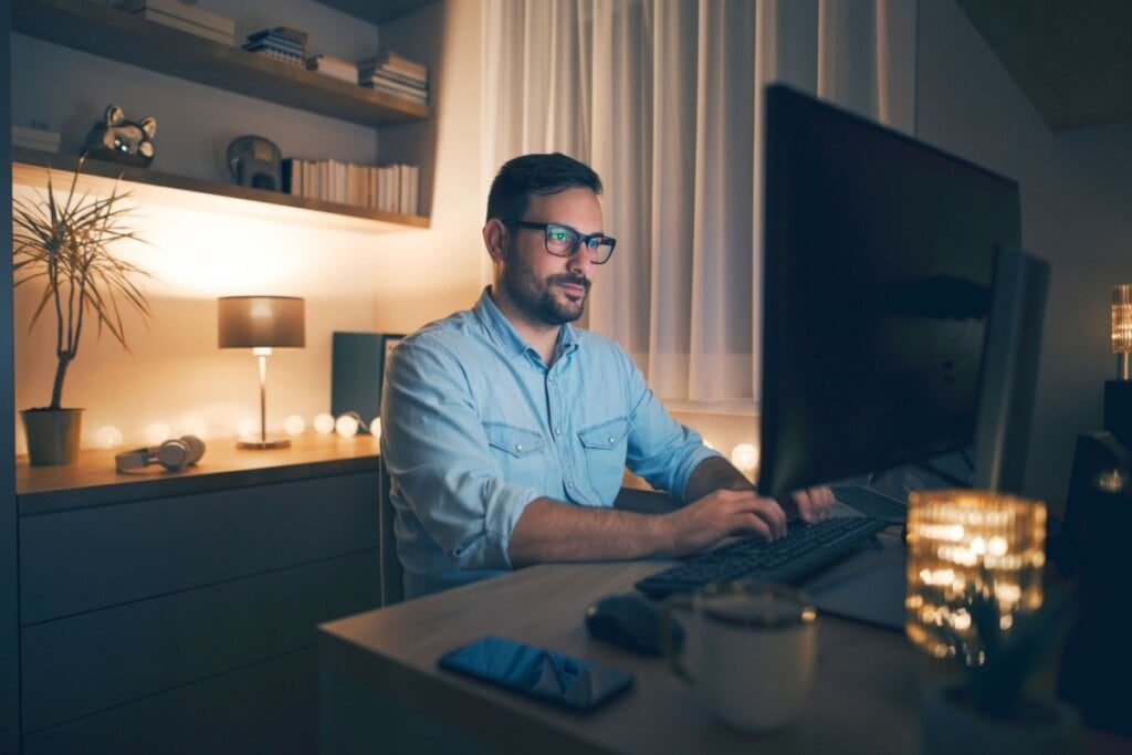 7 dicas para evitar problemas de coluna trabalhando sentado