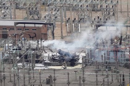 Aeroporto de Heathrow, em Londres, volta a funcionar com capacidade máxima após incêndio