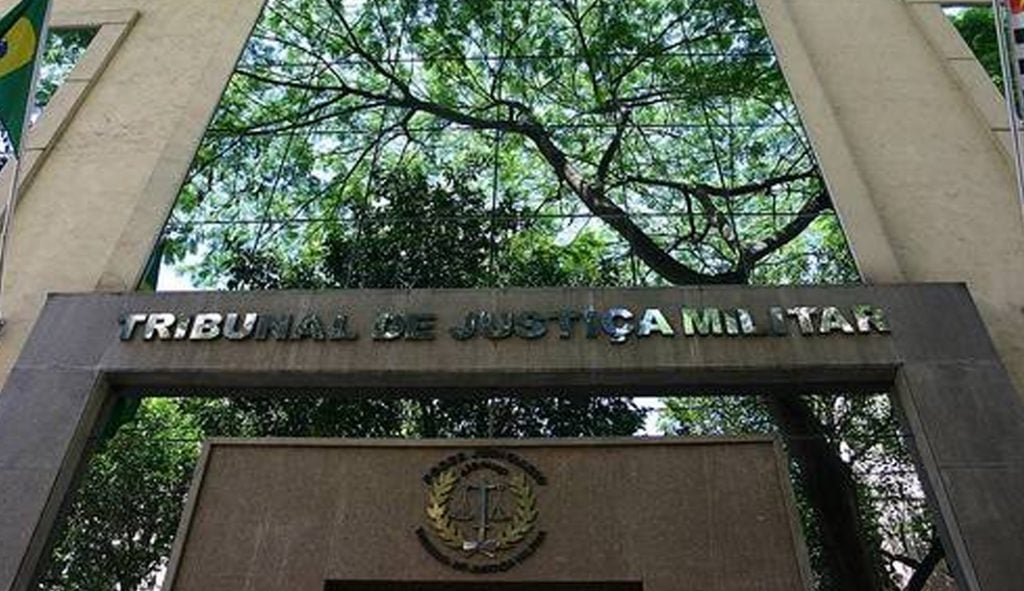 Justiça Militar aposenta compulsoriamente juiz acusado de infringir direito ao silêncio de réu