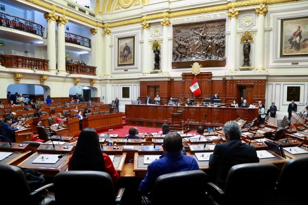Congresso do Peru destitui ministro após assassinato de cantor