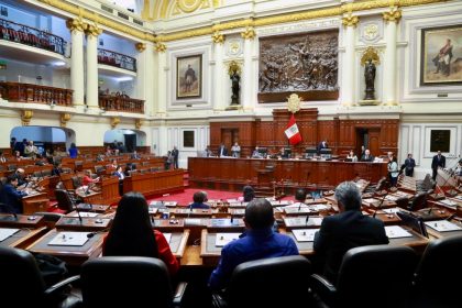 Congresso do Peru destitui ministro após assassinato de cantor