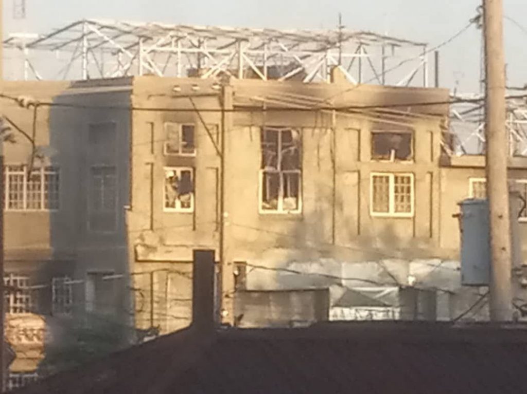 Duas rádios e uma emissora de TV são incendiadas durante ataques de gangues no Haiti