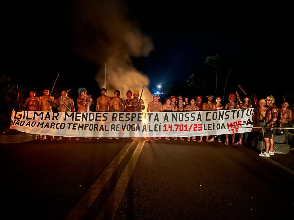 Mundurukus travam estrada da soja e escancaram violência do agro na Amazônia
