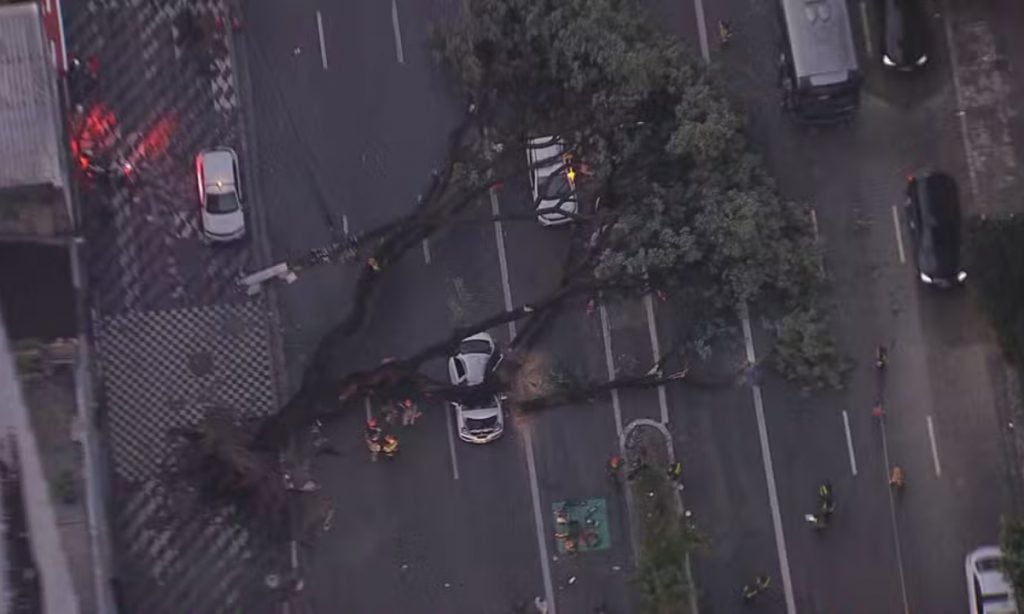 Taxista morre durante temporal em São Paulo; mais de 100 mil ficam sem luz