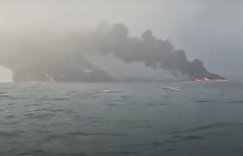 Colisão entre navios deixa mais de 30 feridos e causa risco de contaminação na Inglaterra